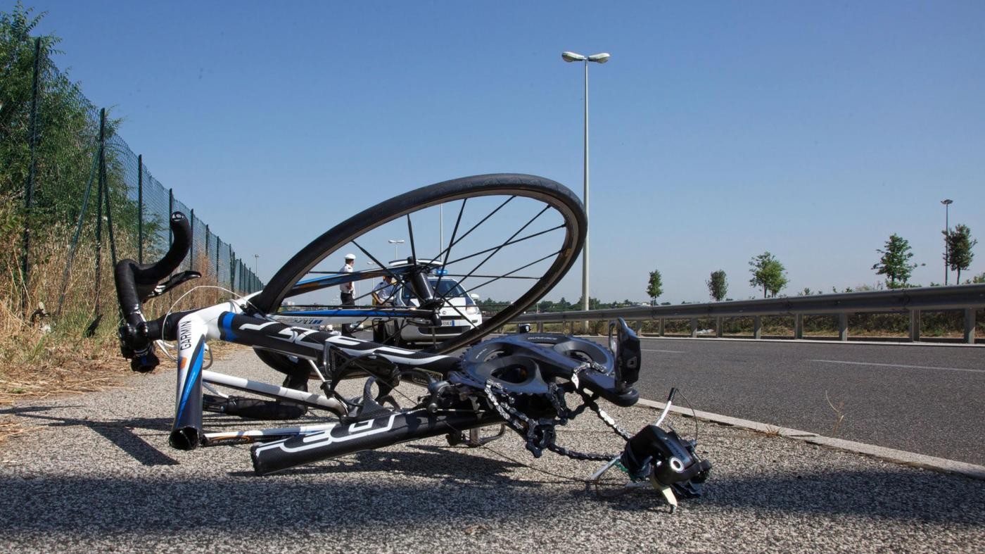 Andria, ‘pirata’ sorpassa sulle strisce e investe 14enne in bici