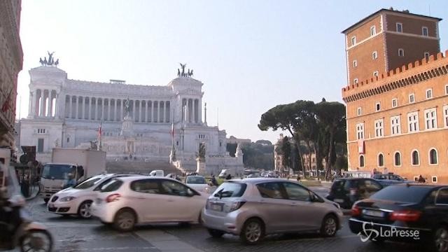 Cellulari alla guida, torna la linea dura