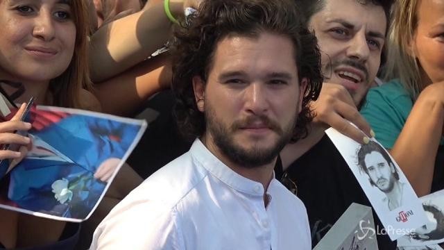 VIDEO Kit Harington al Giffoni: fan in delirio per Jon Snow del Trono di Spade