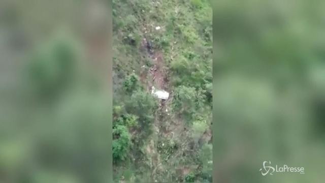 India: autobus precipita in una scarpata, almeno 30 morti