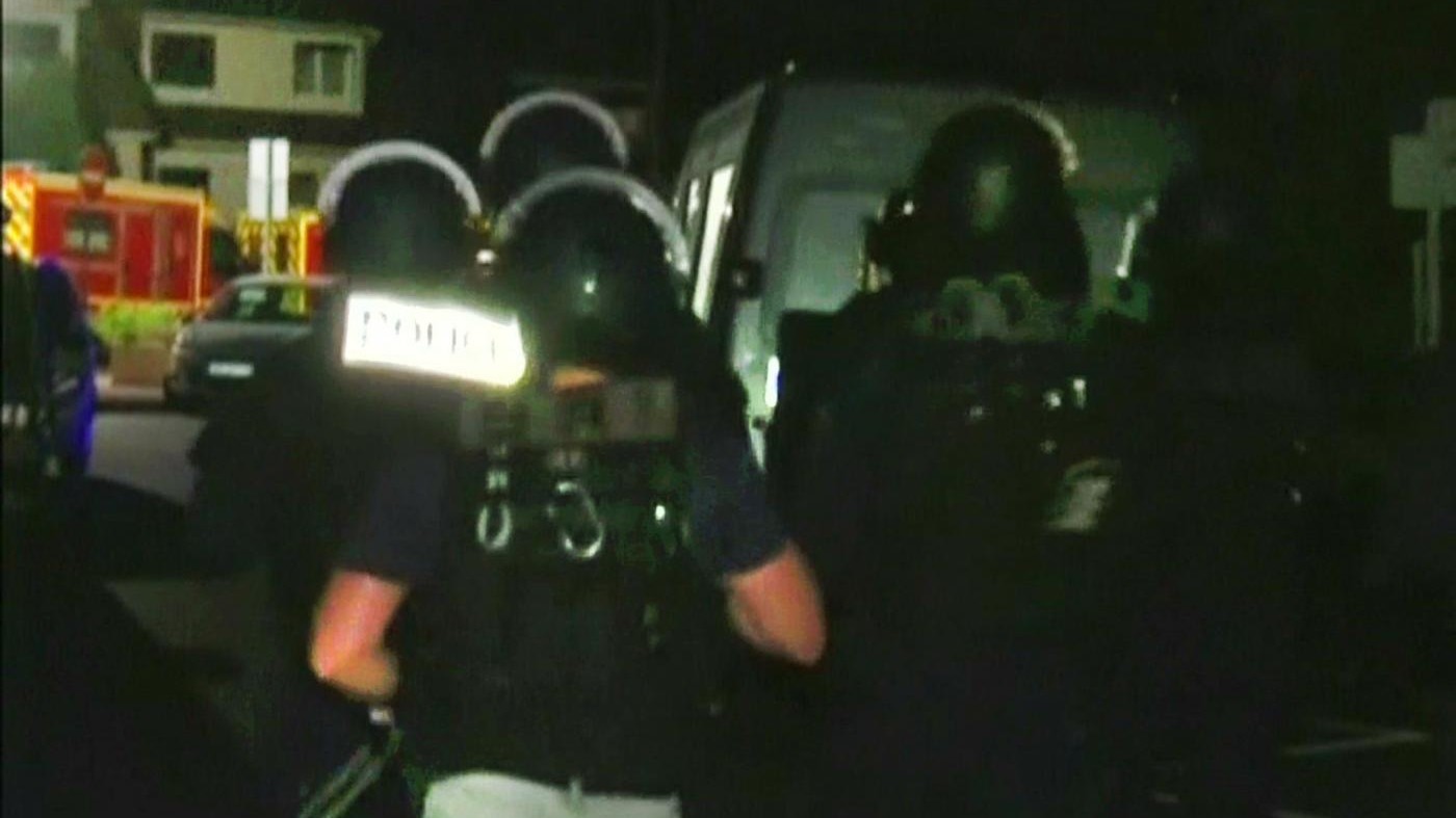 Poliziotti uccisi a Parigi. Killer aveva giurato fedeltà a Isis