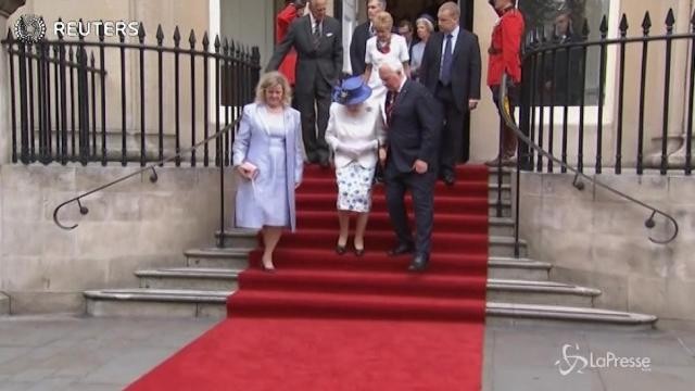Prende la regina sotto braccio, governatore viola protocollo