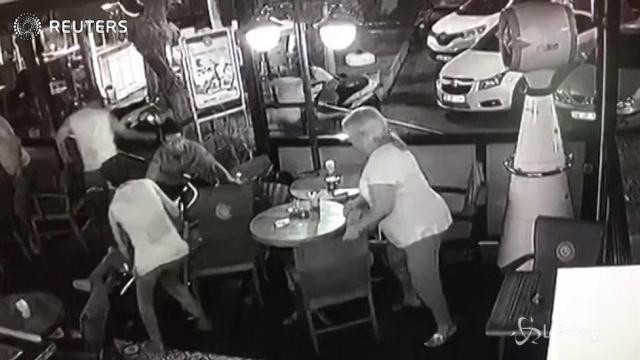 Sisma a Bodrum, il momento della scossa in un bar