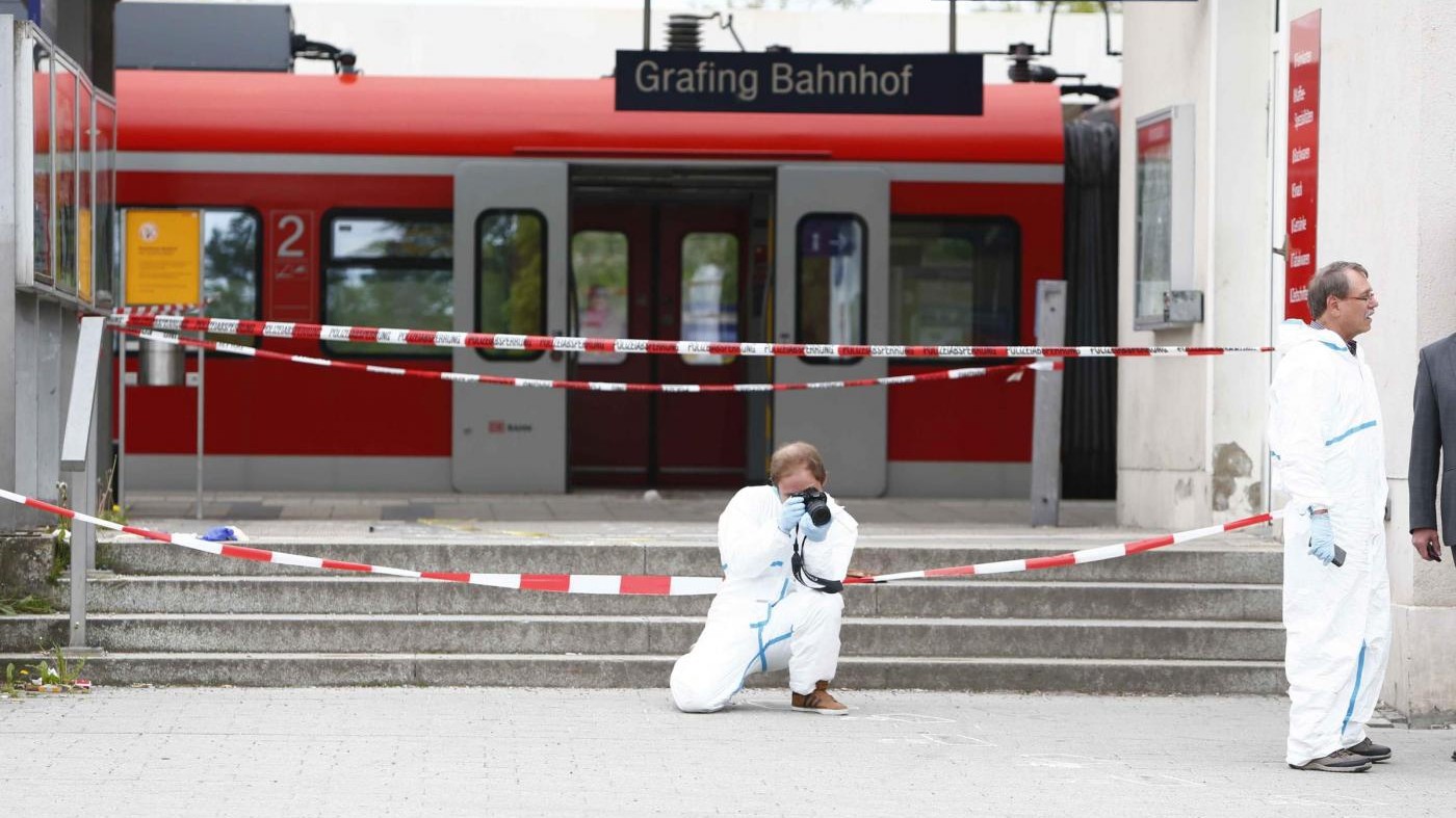Germania, aggredisce passeggeri in stazione a Monaco: un morto
