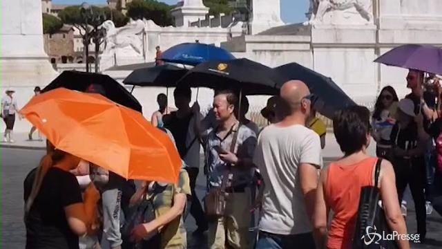 Roma, ombrelli contro il caldo africano