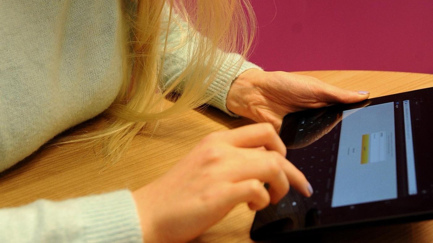 Milano, truffe online da 1 milione euro: arrestato studente