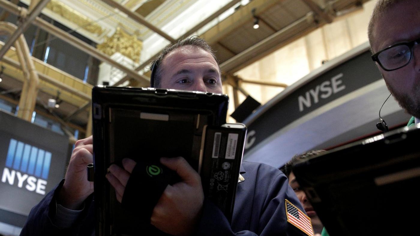 Borsa, Piazza affari chiude in rialzo. Toniche Fca ed Enel
