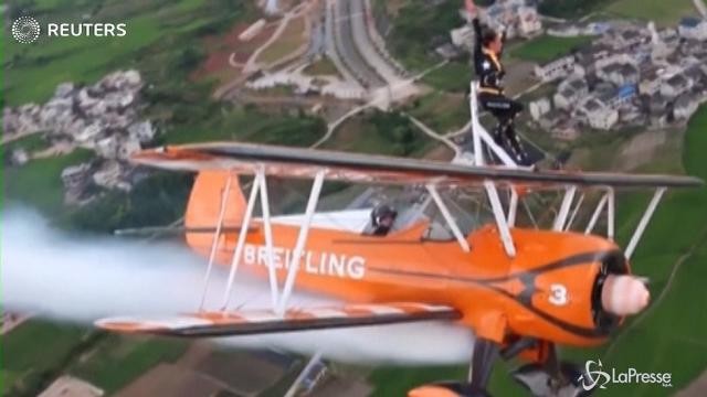 Cina: le acrobazie aeree dei Breitling Wingwalkers