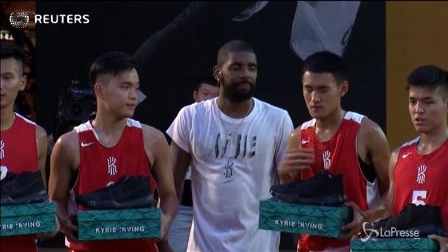 NBA, Irving perde la sfida dei tiri da 3 e rimane senza scarpe