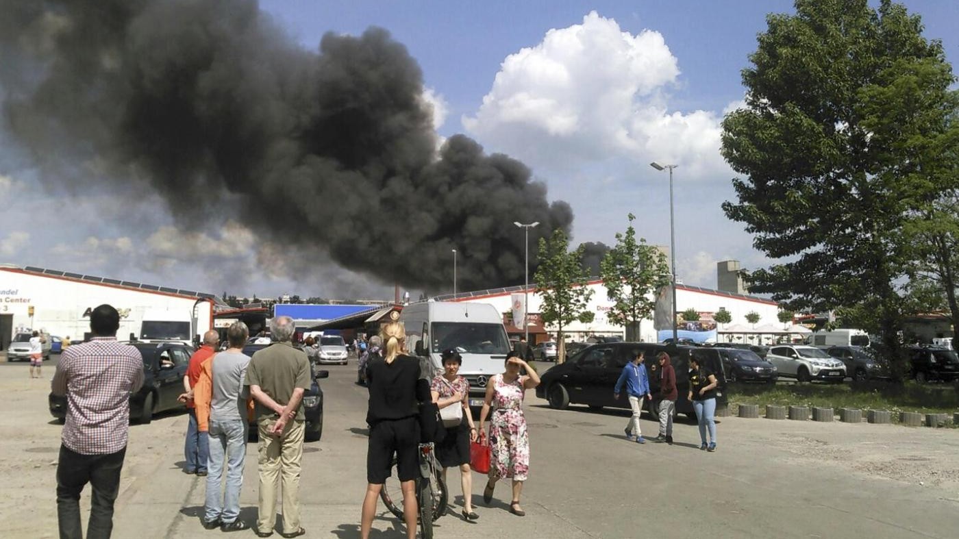 Berlino, incendio in centro commerciale: timore fumi tossici