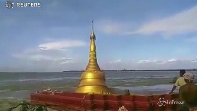 Myanmar, la pagoda buddista affonda nelle acque del fiume