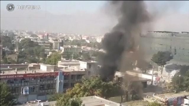 Autobomba a Kabul, almeno 35 morti