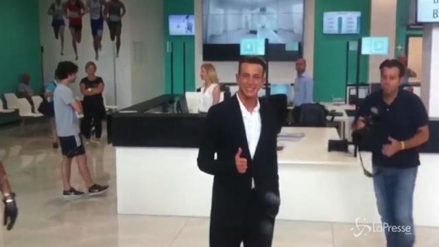 Folla e selfie. Bernardeschi, visite mediche da star.