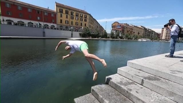 Milano, i consiglieri della lista Sala si tuffano nella Darsena