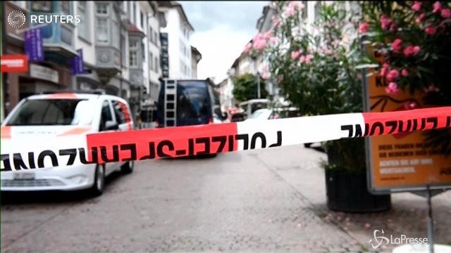 Svizzera, ferisce cinque persone con la motosega e si dà alla fuga