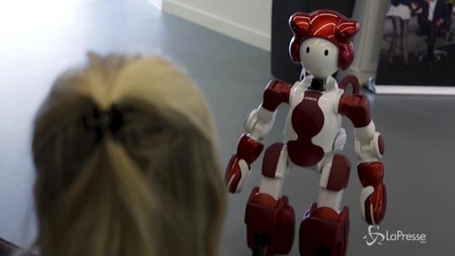 Arriva in Inghilterra Emiew 3, il robot umanoide