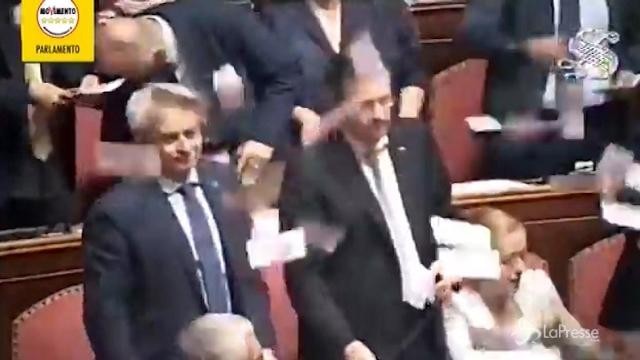 Ok del Senato al decreto banche, bagarre in Aula