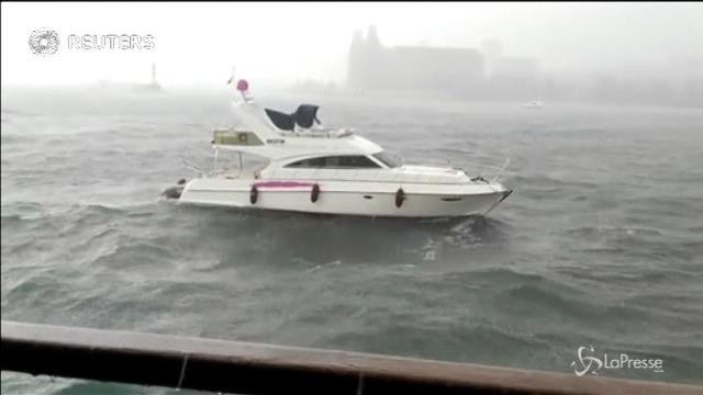 La tempesta di grandine su Istanbul