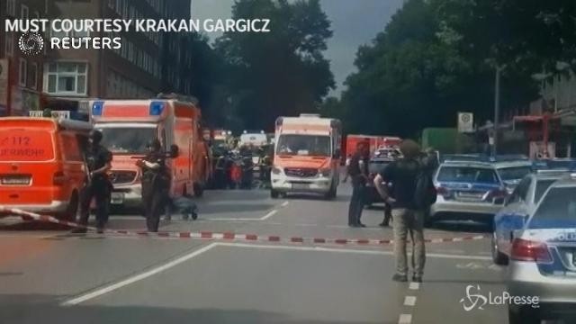 Amburgo, clienti accoltellati in un supermarket: un morto