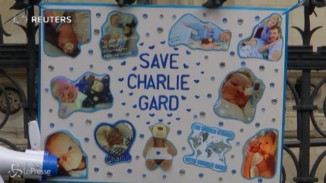 Morte Charlie Gard, il Papa: “Prego per i genitori”