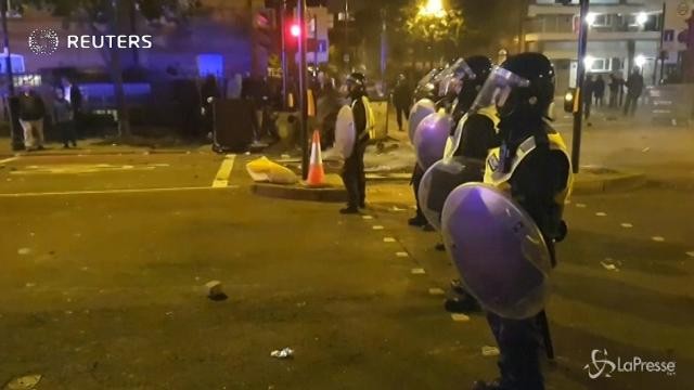 Scontri e arresti a Londra per la morte di un 20enne di colore