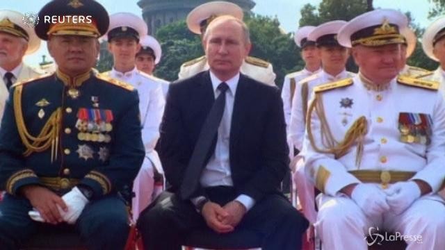 Putin alla parata della marina russa