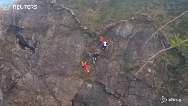 Tre ragazzi in bilico su una scogliera, il soccorso è ad altissimo rischio