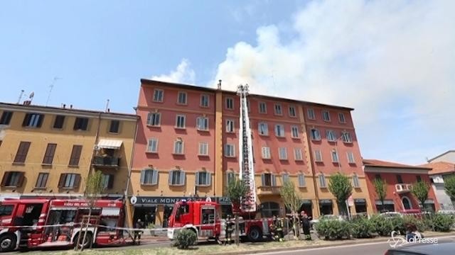 VIDEO Milano, grosso incendio in viale Monza