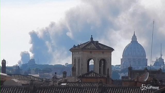 VIDEO – Roma, incendio in un’autodemolizione