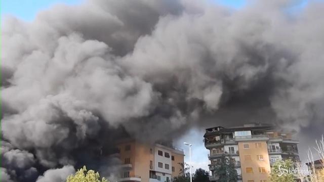 VIDEO Rogo in un deposito auto, allarme a Roma