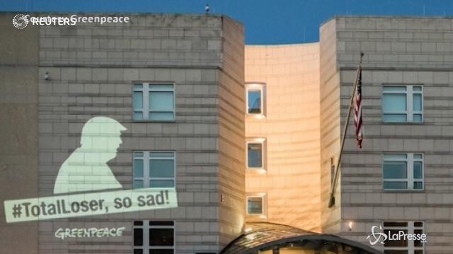 VIDEO Clima, azione di Greenpeace contro Trump a Berlino