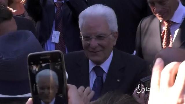 VIDEO Mattarella saluta i cittadini ai Giardini del Quirinale