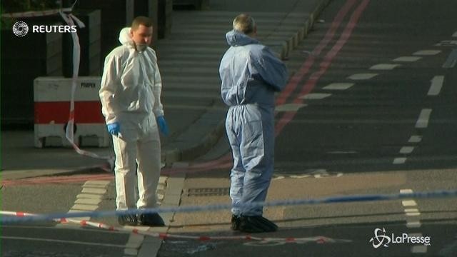 VIDEO Londra, polizia scientifica al lavoro sul London Bridge