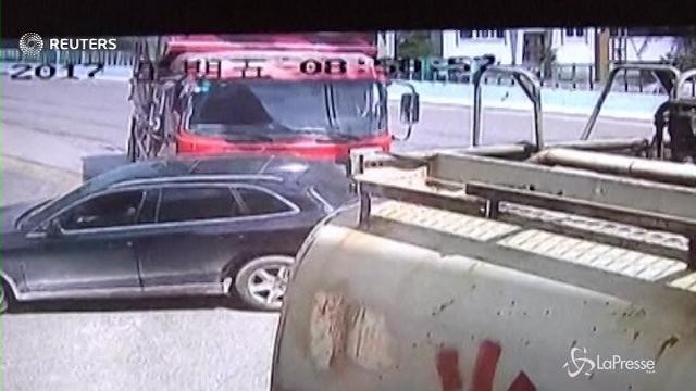 Il camion di ghiaia schiaccia il Suv