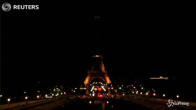 Tour Eiffel spegne le sue luci in onore delle vittime di Londra