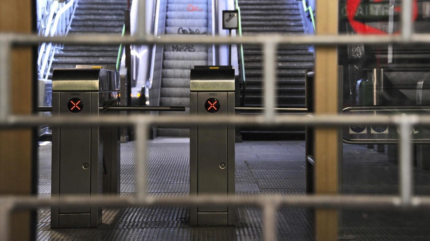 Milano, panico in metro Duomo per sostanza urticante nell’aria