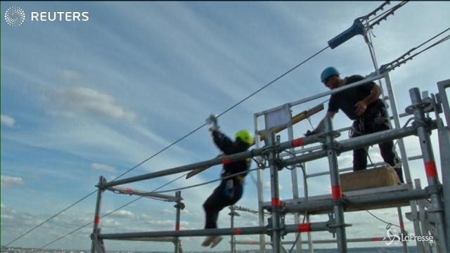 Sport estremi: lanciarsi dalla Torre Eiffel a 90 km/h