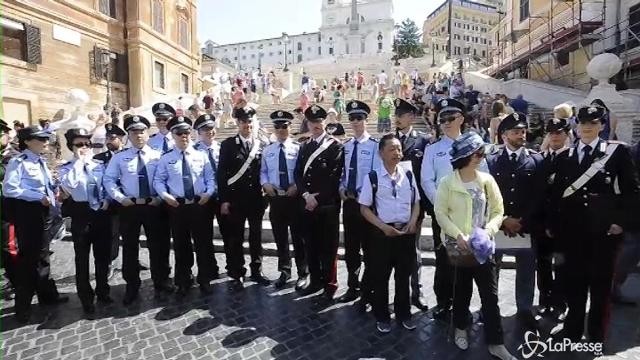 Roma: foto ufficiale agenti di Polizia con… turisti cinesi