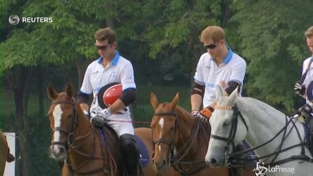 Il minuto di silenzio del principe Harry per le vittime di Londra