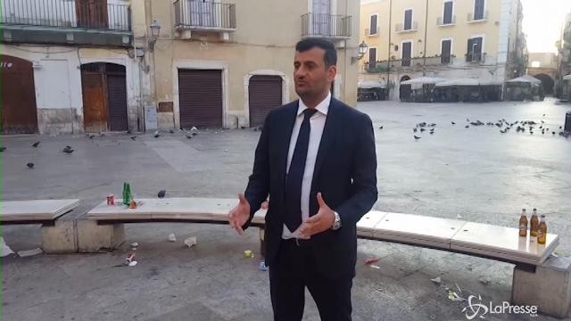 Sindaco di Bari in giro all’alba tra i rifiuti del centro