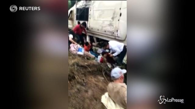 Cina, autobus precipita da un ponte: 7 morti
