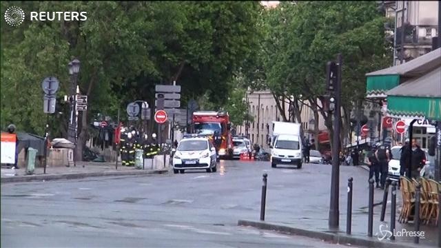 Parigi, poliziotto aggredito fuori da Notre Dame