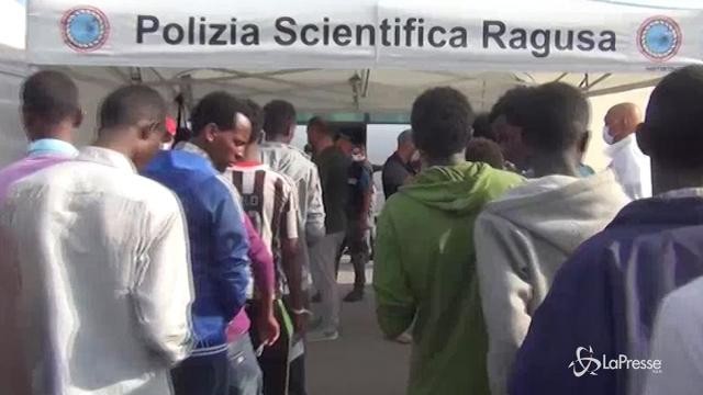 Migranti, fermati 5 presunti scafisti per sbarco Pozzallo