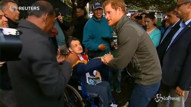 Il principe Harry in Australia tra sorrisi e strette di mano