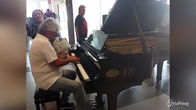 Grillo (bravo) pianista all’aeroporto di Palermo