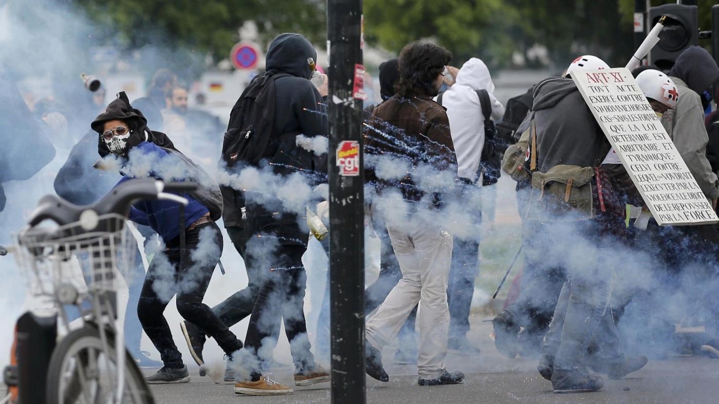 Francia, proteste contro riforma lavoro: scontri a Parigi