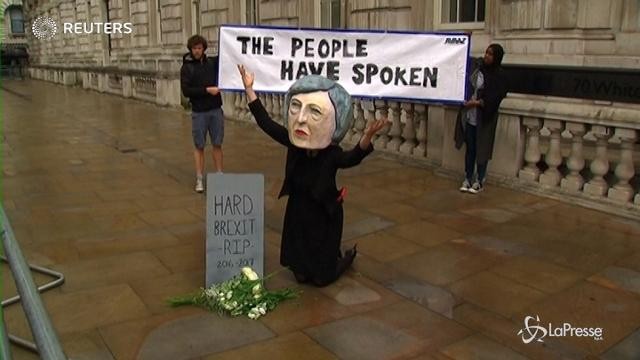 Il mega pupazzo di Theresa May piange per le strade di Londra