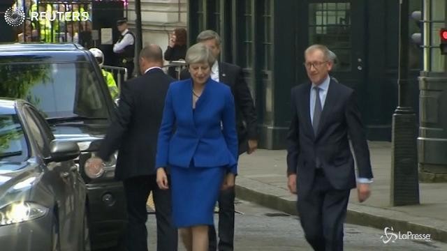 Elezioni in Gran Bretagna, May vince ma non sfonda