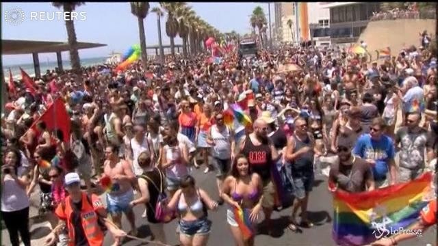 Gay Pride a Tel Aviv, in migliaia alla sfilata
