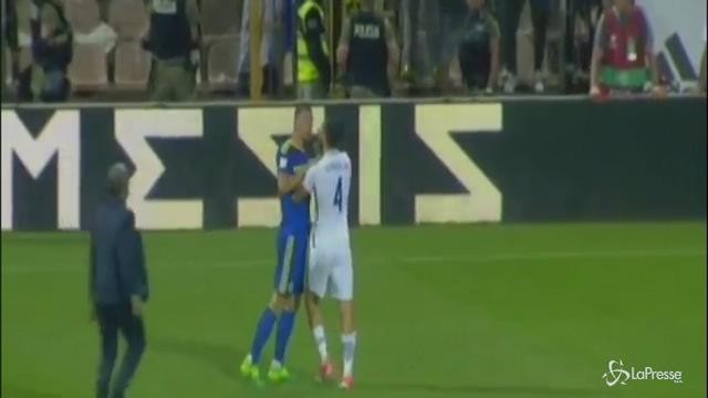 Lite tra Manolas e Dzeko al termine di Grecia-Bosnia